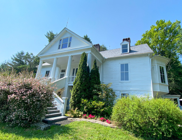 Carl Sandburg Home white house with green grass and flowers out front