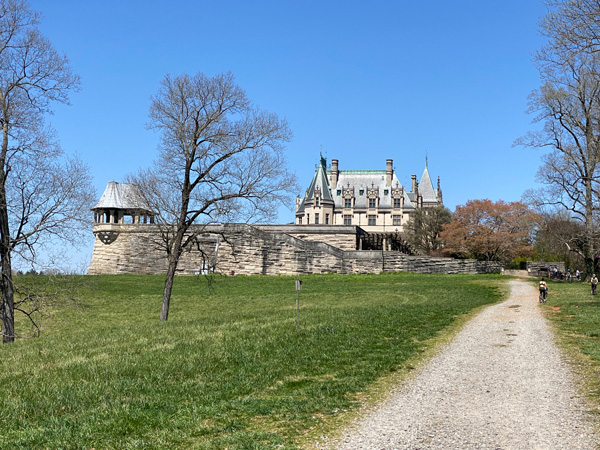 Trail to side of Biltmore House