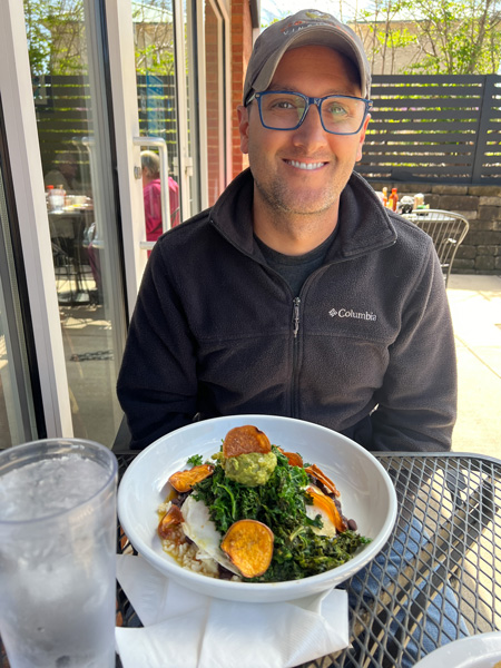 Tom with breakfast at Abeja's House Cafe