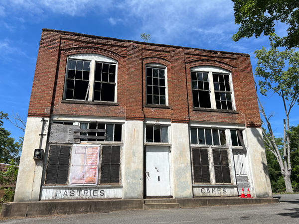 Henry River Mill Village NC Hunger Games District 12 abandoned building with red and white brick for Peeta's bakery