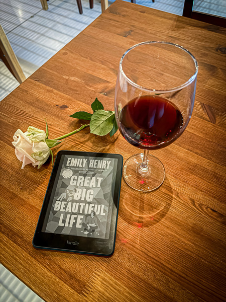 Vaso De Vino red wine with book