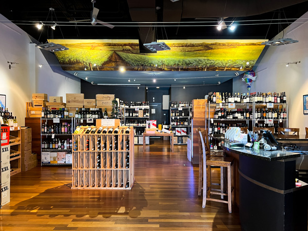 Vaso De Vino Wine Market interior